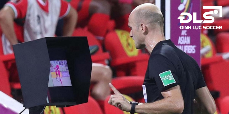 VAR hoạt động ra sao và có thật sự công bằng?