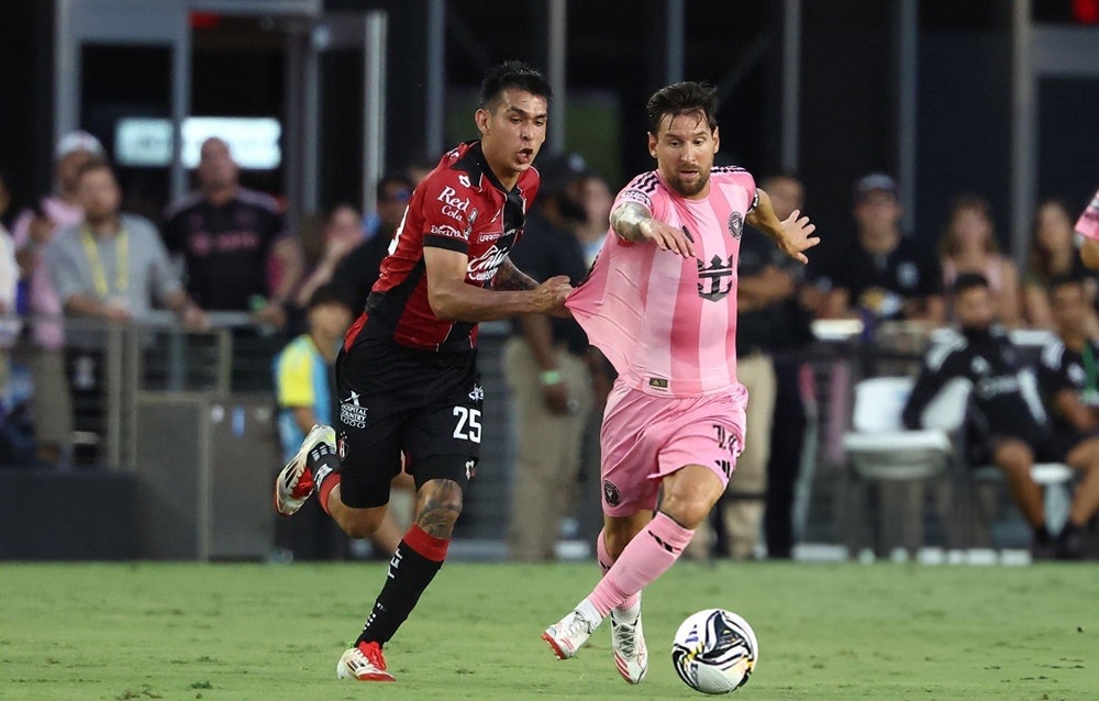 Messi cùng Inter Miami thắng kịch tính mừng De Paul ra mắt