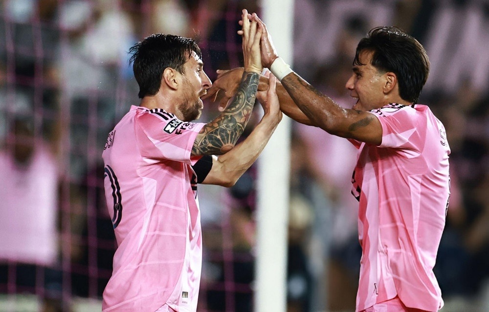 Messi cùng Inter Miami thắng kịch tính mừng De Paul ra mắt