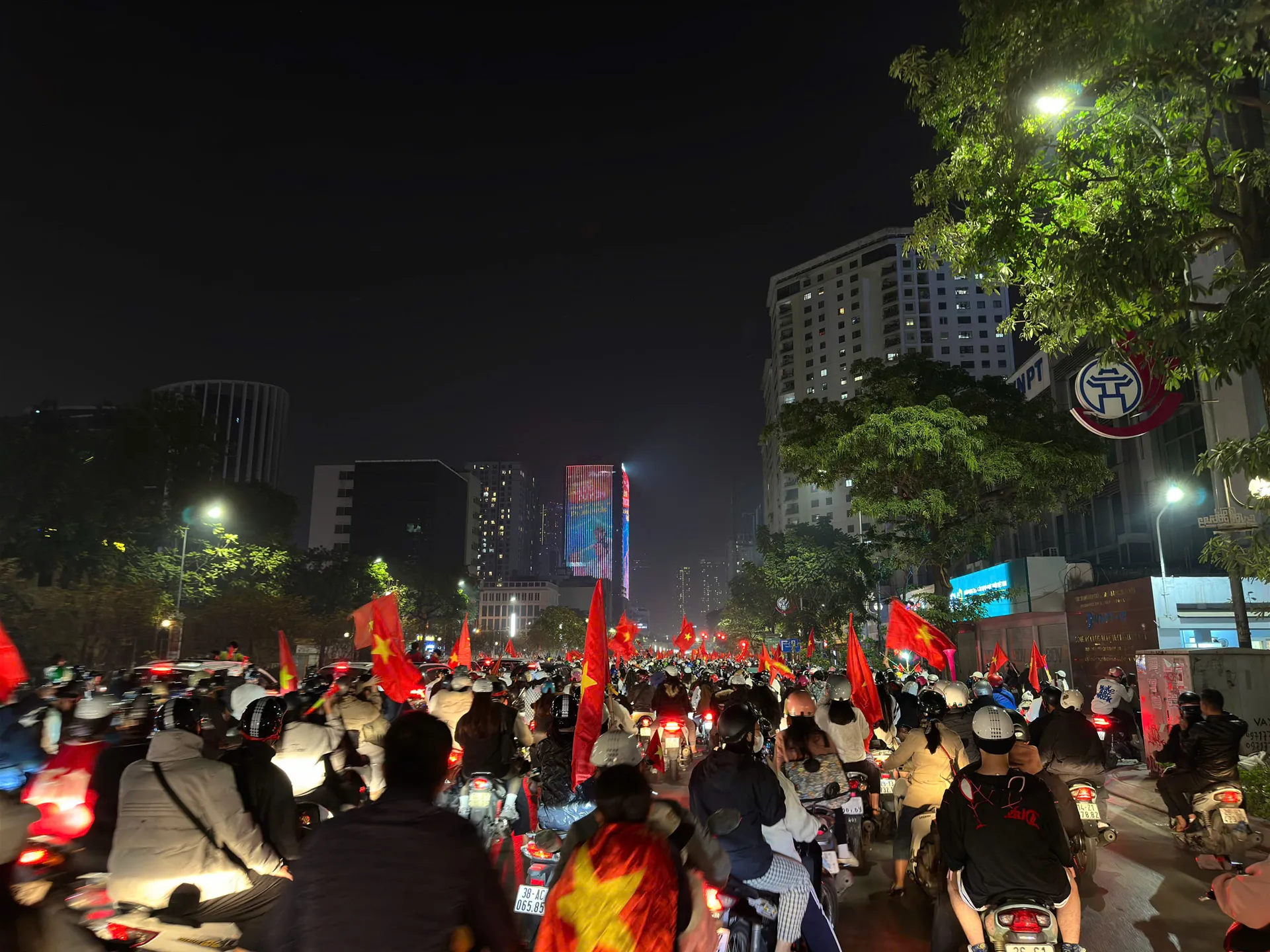 Không gian chờ cổ động viên: câu chuyện ở mỗi SVĐ